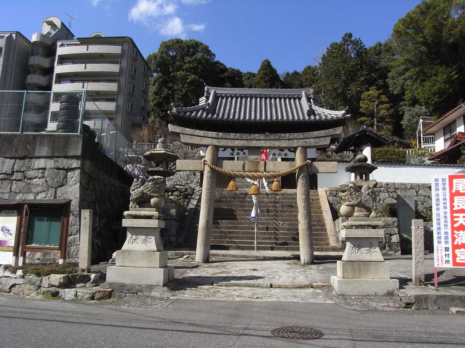 Photo of Onaga Tenmangu Shrine, Japan (尾長天満宮、隨神門 by Taisyo)