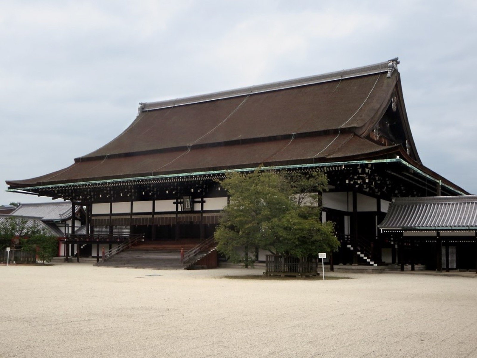 Photo of Kyoto Imperial Palace, Japan (Shishinden Hall by David Stanley)