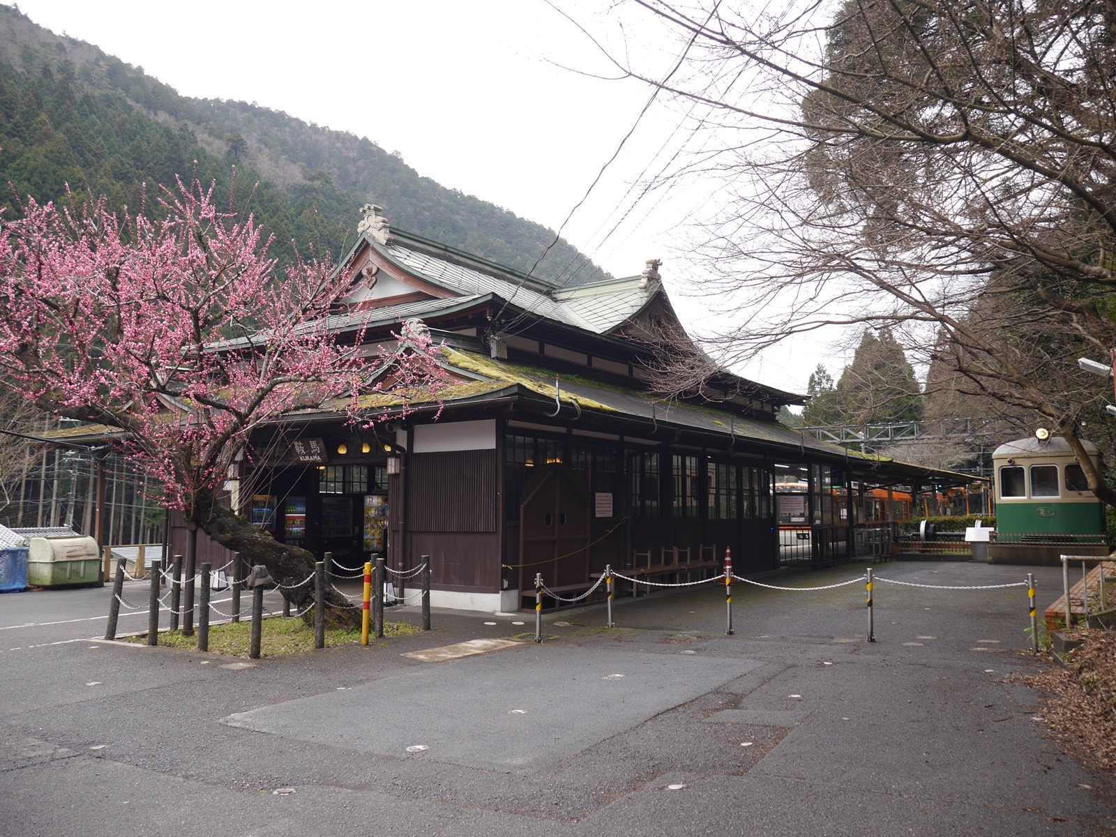 Photo of Kurama Station, Japan (紅梅の咲く時期の叡山電鉄鞍馬駅 Prunus mume tree and Kuirama station by Hahifuheho)