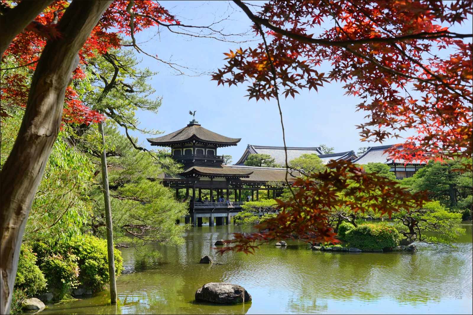 Photo of Heian Shrine Gardens, Japan (Le lac du sanctuaire shinto Heian-Jingu (Kyoto, Japon) by Jean-Pierre Dalbéra)