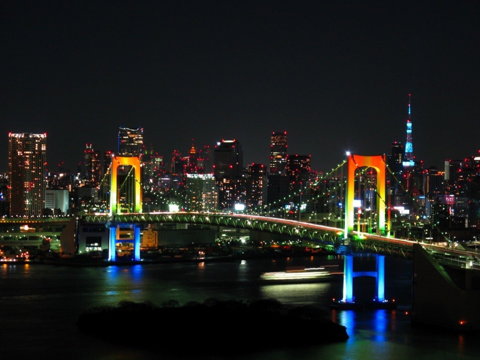 Photo of Rainbow Bridge, Japan (Rainbow colored Rainbow Bridge at night. Tokyo sight from Odaiba island. レインボーブリッジ Rainbow Bridge (Puente Arcoiris) de noche iluminado con los colores del arcoiris. Vista de Tokyo desde la isla de Odaiba. La Tokyo Tower al fondo. by Gussisaurio)