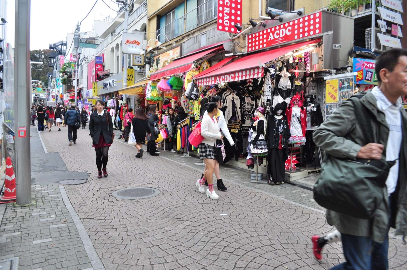 Photo of Takeshita Dori Shopping Street, Japan (Harajuku - Takeshita Street 12 by Joe Mabel)