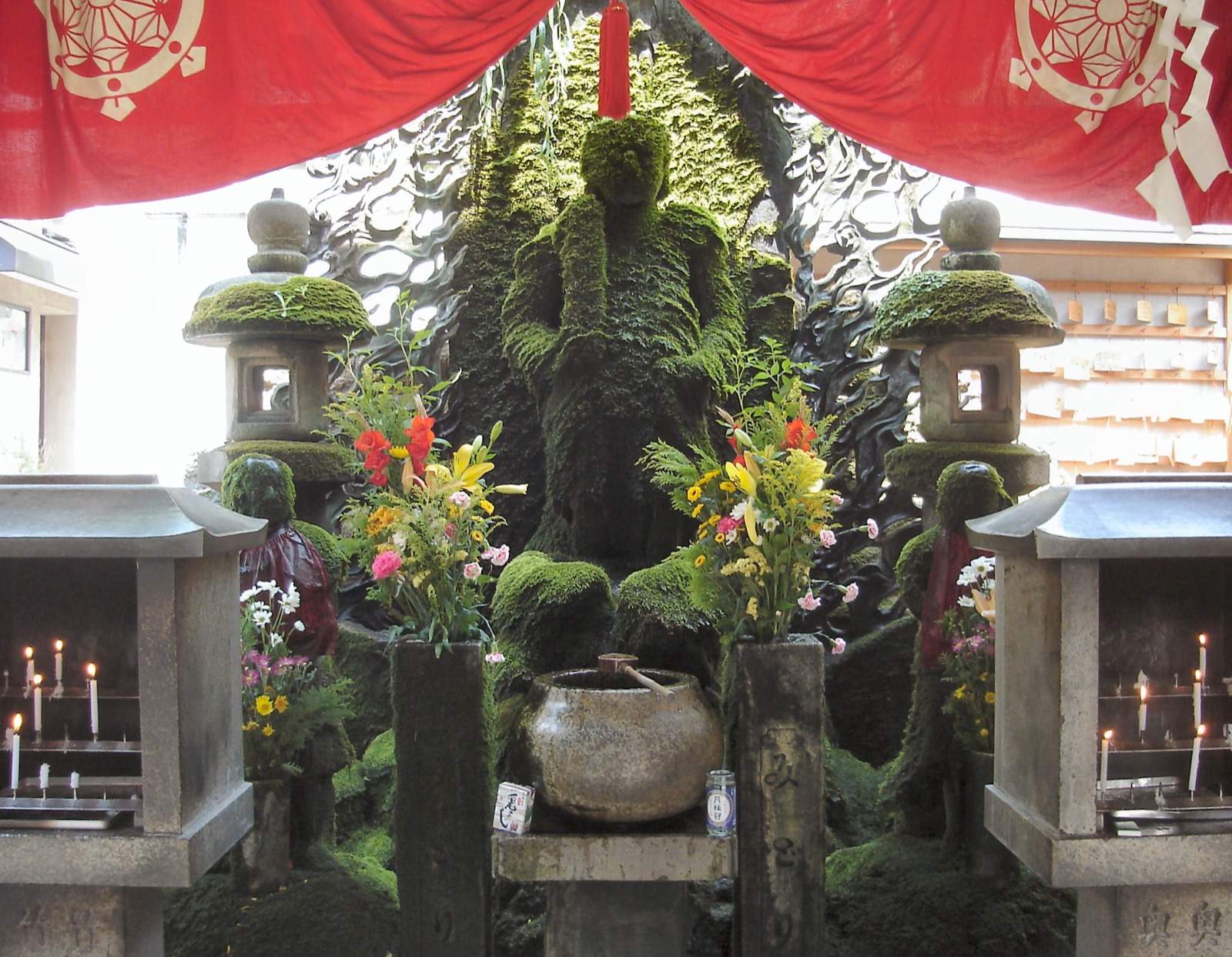 Photo of Hozenji Temple, Japan (法善寺 Hozenji by ＋－ from jawp)