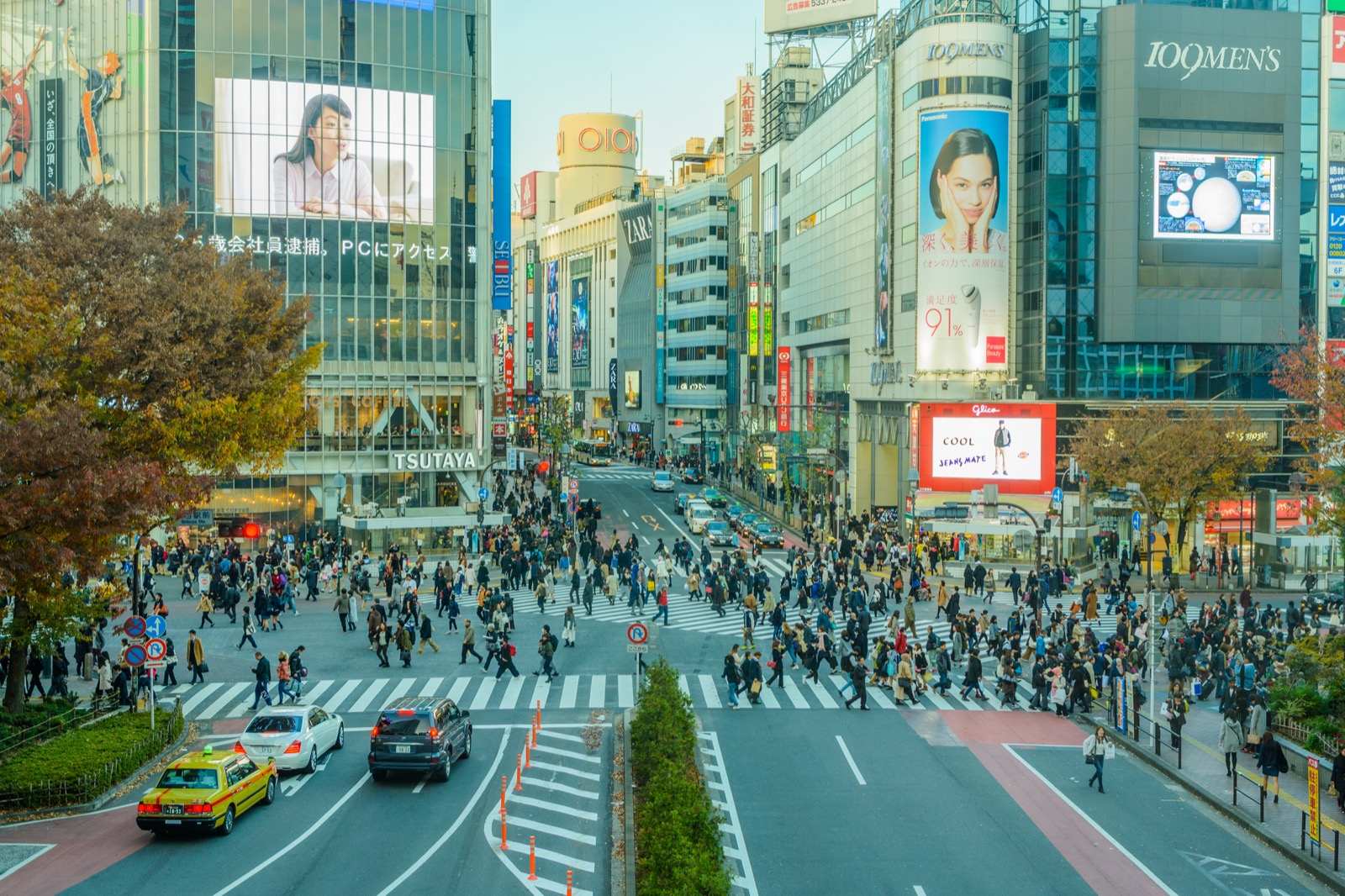 Photo of Shibuya Crossing, Japan (Shibuya Scramble Crossing by Yoshikazu TAKADA)