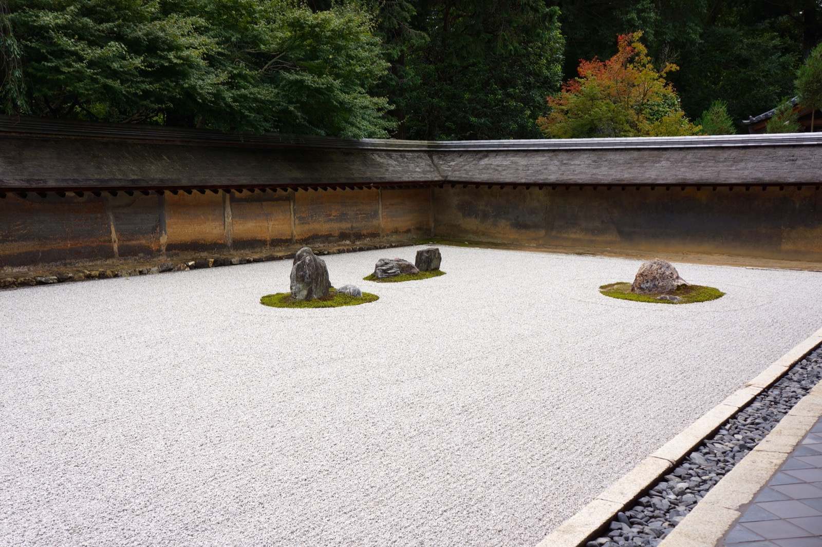 Photo of Ryoanji Temple, Japan (大雲山 龍安寺 石庭 / Ryoanji Temple Rock Garden by Kentaro Ohno)
